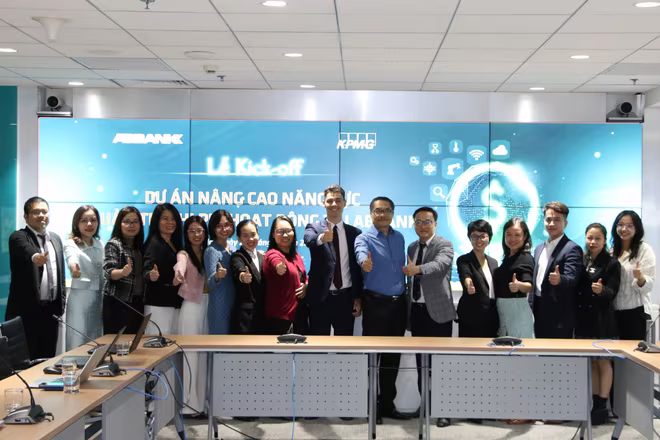 Đại diện Ban Lãnh đạo ABBANK và KPMG