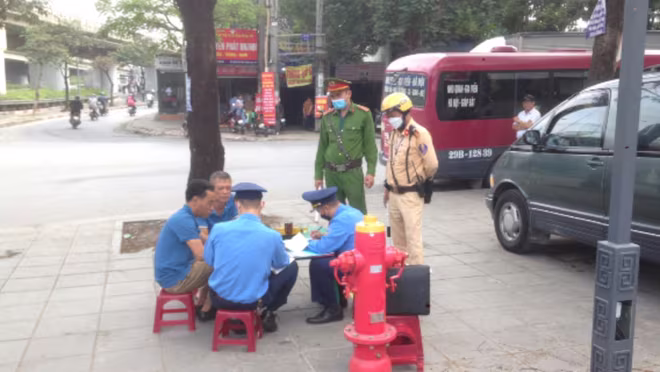 Xử lý vi phạm ngay tại hiện trường Xử lý vi phạm ngay tại hiện trường