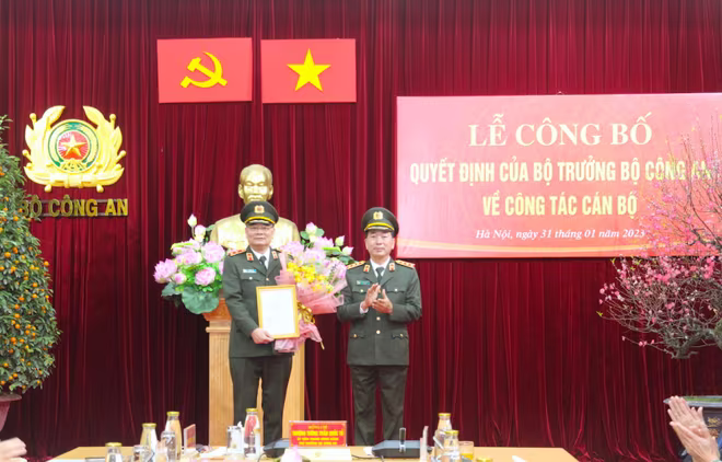 . Thứ trưởng Trần Quốc Tỏ trao Quyết định của Bộ trưởng Bộ Công an bổ nhiệm chức danh Trợ lý Uỷ viên Bộ Chính trị, Bộ trưởng Bộ Công an; đảm nhiệm nhiệm vụ Người phát ngôn của Bộ Công an cho Trung tướng Tô Ân Xô . Thứ trưởng Trần Quốc Tỏ trao Quyết định của Bộ trưởng Bộ Công an bổ nhiệm chức danh Trợ lý Uỷ viên Bộ Chính trị, Bộ trưởng Bộ Công an; đảm nhiệm nhiệm vụ Người phát ngôn của Bộ Công an cho Trung tướng Tô Ân Xô