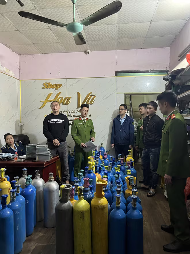 Lực lượng chức năng kiểm tra, phát hiện gần 200 bình "khí cười" Lực lượng chức năng kiểm tra, phát hiện gần 200 bình "khí cười"