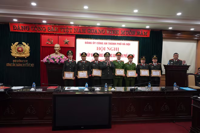 Trung tướng Nguyễn Hải Trung - Ủy viên Ban Thường vụ Thành ủy, Bí thư Đảng ủy, Giám đốc CATP trao khen cho các Đảng bộ hoàn thành xuất sắc nhiệm vụ năm 2022