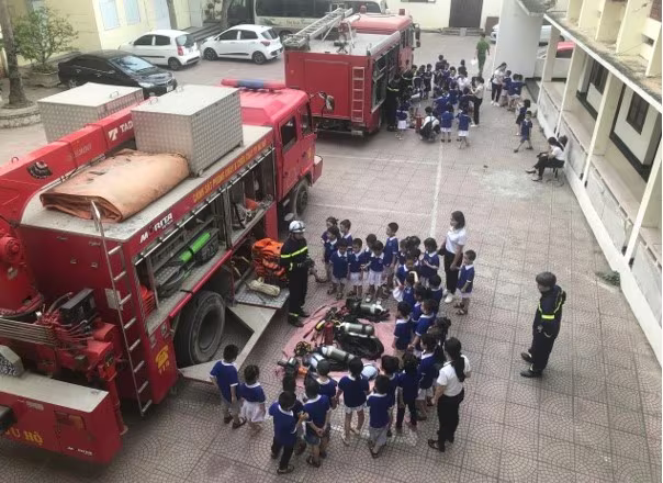 Lực lượng Cảnh sát PCCC và CNCH giới thiệu cho giáo viên và các em học sinh về các phương tiện PCCC, CNCH trang bị trên xe chữa cháy, xe CNCH. Lực lượng Cảnh sát PCCC và CNCH giới thiệu cho giáo viên và các em học sinh về các phương tiện PCCC, CNCH trang bị trên xe chữa cháy, xe CNCH.