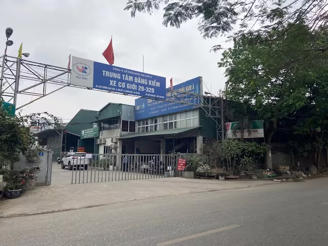 Trung tâm đăng kiểm 29-32D nằm trong khuôn viên một doanh nghiệp Trung tâm đăng kiểm 29-32D nằm trong khuôn viên một doanh nghiệp