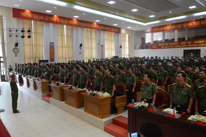 Các đại biểu dự hội thảo tiến hành nghi thức chào cờ