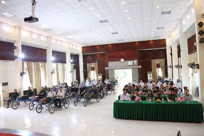 Chương trình tặng quà, giao lưu văn nghệ được tổ chức đúng dịp kỷ niệm 48 năm ngày thống nhất đất nước Chương trình tặng quà, giao lưu văn nghệ được tổ chức đúng dịp kỷ niệm 48 năm ngày thống nhất đất nước