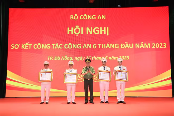 Tại Hội nghị, thừa ủy quyền của lãnh đạo Đảng, Nhà nước, Bộ trưởng Tô Lâm đã trao Huân chương Quân công hạng Nhì tặng Thiếu tướng Vũ Hồng Văn, Cục trưởng Cục An ninh chính trị nội bộ đã có thành tích đặc biệt xuất sắc trong chiến đấu và phục vụ chiến đấu, xây dựng lực lượng CAND, giữ gìn an ninh chính trị, trật tự an toàn xã hội, góp phần vào sự nghiệp xây dựng chủ nghĩa xã hội và bảo vệ Tổ quốc; trao Huân chương Chiến công hạng Nhất tặng Đại tá Nguyễn Anh Tuấn, Phó Cục trưởng Cục An ninh chính trị nội bộ đã lập chiến công đặc biệt xuất sắc trong chiến đấu và phục vụ chiến đấu, góp phần vào sự nghiệp xây dựng chủ nghĩa xã hội và bảo vệ Tổ quốc; trao Huân chương Chiến công hạng Ba tặng Đại tá Lê Văn Hóa, Phó Giám đốc Công an tỉnh Quảng Bình và Đại tá Đỗ Tiến Dũng, Phó Giám đốc Công an tỉnh Hà Giang đã lập chiến công xuất sắc trong chiến đấu và phục vụ chiến đấu, góp phần vào sự nghiệp xây dựng chủ nghĩa xã hội và bảo vệ Tổ quốc. Tại Hội nghị, thừa ủy quyền của lãnh đạo Đảng, Nhà nước, Bộ trưởng Tô Lâm đã trao Huân chương Quân công hạng Nhì tặng Thiếu tướng Vũ Hồng Văn, Cục trưởng Cục An ninh chính trị nội bộ đã có thành tích đặc biệt xuất sắc trong chiến đấu và phục vụ chiến đấu, xây dựng lực lượng CAND, giữ gìn an ninh chính trị, trật tự an toàn xã hội, góp phần vào sự nghiệp xây dựng chủ nghĩa xã hội và bảo vệ Tổ quốc; trao Huân chương Chiến công hạng Nhất tặng Đại tá Nguyễn Anh Tuấn, Phó Cục trưởng Cục An ninh chính trị nội bộ đã lập chiến công đặc biệt xuất sắc trong chiến đấu và phục vụ chiến đấu, góp phần vào sự nghiệp xây dựng chủ nghĩa xã hội và bảo vệ Tổ quốc; trao Huân chương Chiến công hạng Ba tặng Đại tá Lê Văn Hóa, Phó Giám đốc Công an tỉnh Quảng Bình và Đại tá Đỗ Tiến Dũng, Phó Giám đốc Công an tỉnh Hà Giang đã lập chiến công xuất sắc trong chiến đấu và phục vụ chiến đấu, góp phần vào sự nghiệp xây dựng chủ nghĩa xã hội và bảo vệ Tổ quốc.
