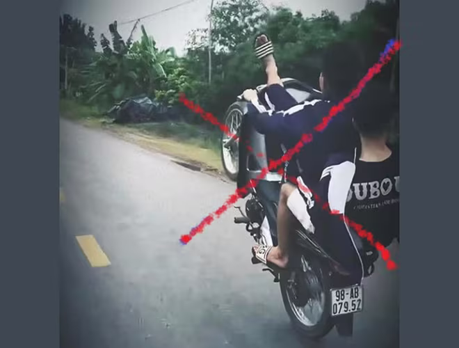 Hình ảnh Lăng Thanh Tuấn "bốc đầu" xe máy. Hình ảnh Lăng Thanh Tuấn "bốc đầu" xe máy.