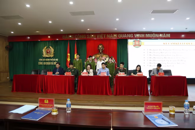 Các lực lượng, địa bàn ký giao ước thực hiện hiệu quả Kế hoạch cao điểm Các lực lượng, địa bàn ký giao ước thực hiện hiệu quả Kế hoạch cao điểm