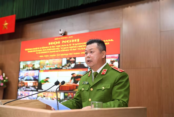 Thiếu tướng Hoàng Ngọc Bích, Phó Cục trưởng Cục Cảnh sát QLTG, TG và THAHS tại cộng đồng trình bày báo cáo kết quả công tác.