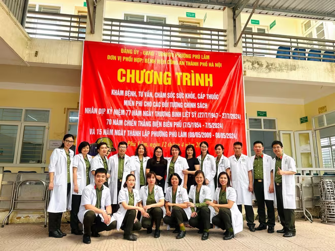 Hình ảnh đẹp những chiến sỹ Công an khoác blouse trắng Hình ảnh đẹp những chiến sỹ Công an khoác blouse trắng