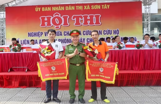 Đại tá Mai Trọng Thắng, Trưởng Công an Thị xã trao giải Nhì cho đội tuyển phường Trung Sơn Trầm và xã Đường Lâm