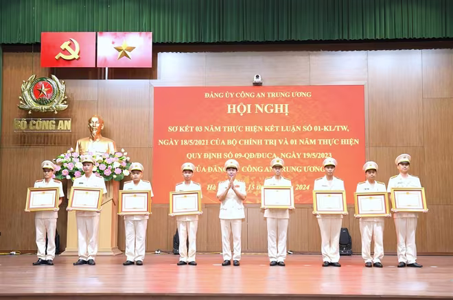 Thừa ủy quyền, Thứ trưởng Trần Quốc Tỏ trao Bằng khen của Thủ tướng Chính phủ tặng 8 cá nhân có thành tích xuất sắc. Thừa ủy quyền, Thứ trưởng Trần Quốc Tỏ trao Bằng khen của Thủ tướng Chính phủ tặng 8 cá nhân có thành tích xuất sắc.