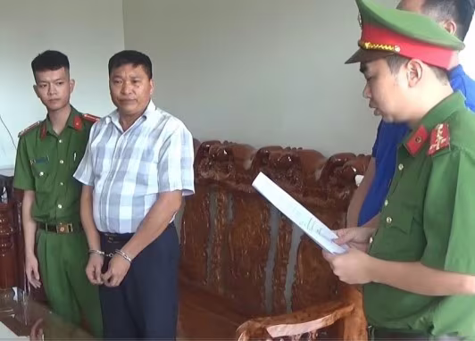 CQĐT tống đạt quyết định tố tụng đối với bị can trong vụ án. CQĐT tống đạt quyết định tố tụng đối với bị can trong vụ án.