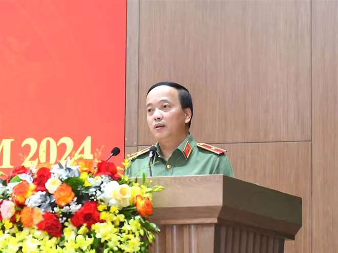 Thiếu tướng Đặng Hồng Đức, Chánh Văn phòng Bộ Công an trình bày báo cáo tại Hội nghị. Thiếu tướng Đặng Hồng Đức, Chánh Văn phòng Bộ Công an trình bày báo cáo tại Hội nghị.