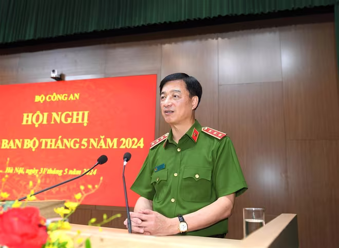 Thượng tướng - Thứ trưởng Nguyễn Duy Ngọc điều hành tham luận tại hội nghị Thượng tướng - Thứ trưởng Nguyễn Duy Ngọc điều hành tham luận tại hội nghị