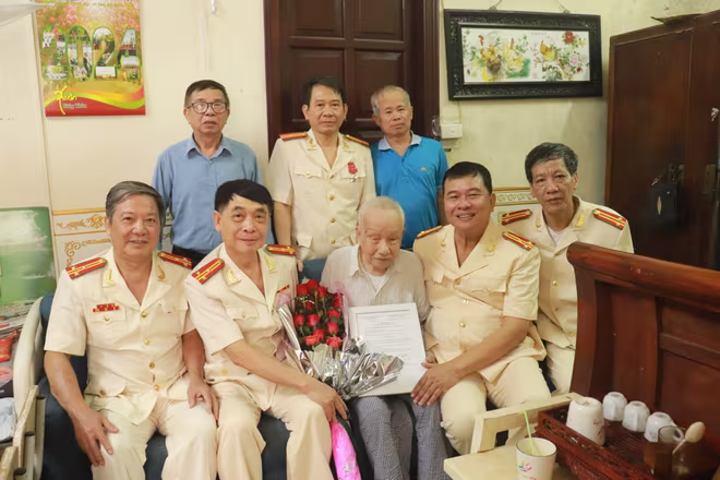 Trao quyết định kết nạp hội viên tại nhà riêng đồng chí Đại tá Nguyễn Thanh Đức Trao quyết định kết nạp hội viên tại nhà riêng đồng chí Đại tá Nguyễn Thanh Đức
