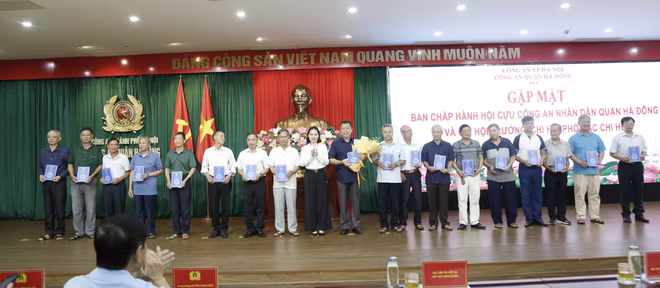 Lãnh đạo quận trao quà tặng các hội viên cựu CAND quận Hà Đông