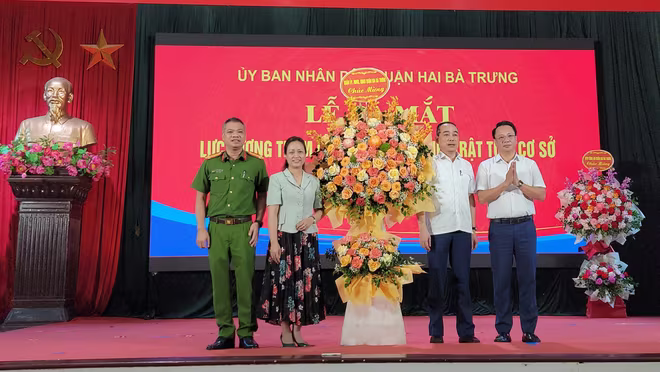 Lãnh đạo UBND quận, Công an quận Hai Bà Trưng và UBND phường, CAP Thanh Nhàn chúc mừng buổi lễ Lãnh đạo UBND quận, Công an quận Hai Bà Trưng và UBND phường, CAP Thanh Nhàn chúc mừng buổi lễ