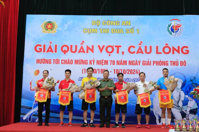 Ban Tổ chức trao giải thưởng, chúc mừng các đội tuyển Ban Tổ chức trao giải thưởng, chúc mừng các đội tuyển
