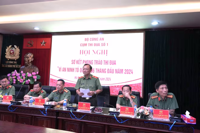 Thiếu tướng Đặng Ngọc Bách - Phó Cục trưởng Cục Công tác Đảng và công tác chính trị phát biểu tại hội nghị Thiếu tướng Đặng Ngọc Bách - Phó Cục trưởng Cục Công tác Đảng và công tác chính trị phát biểu tại hội nghị