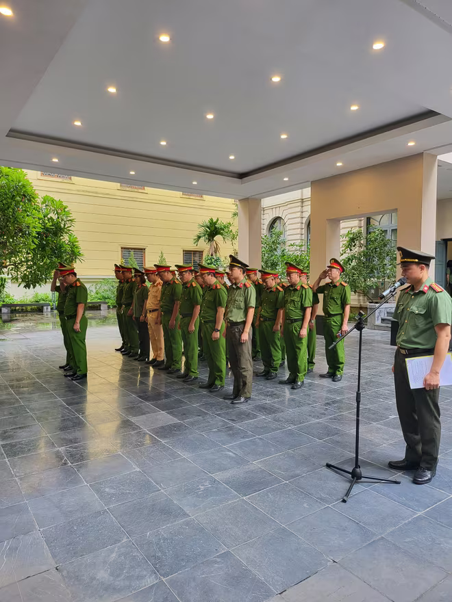 Đoàn công tác CAH Gia Lâm thành kính trước anh linh các anh hùng liệt sỹ Đoàn công tác CAH Gia Lâm thành kính trước anh linh các anh hùng liệt sỹ