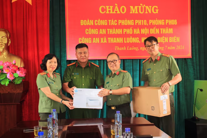 Trao quà tặng Công an xã Thanh Luông Trao quà tặng Công an xã Thanh Luông