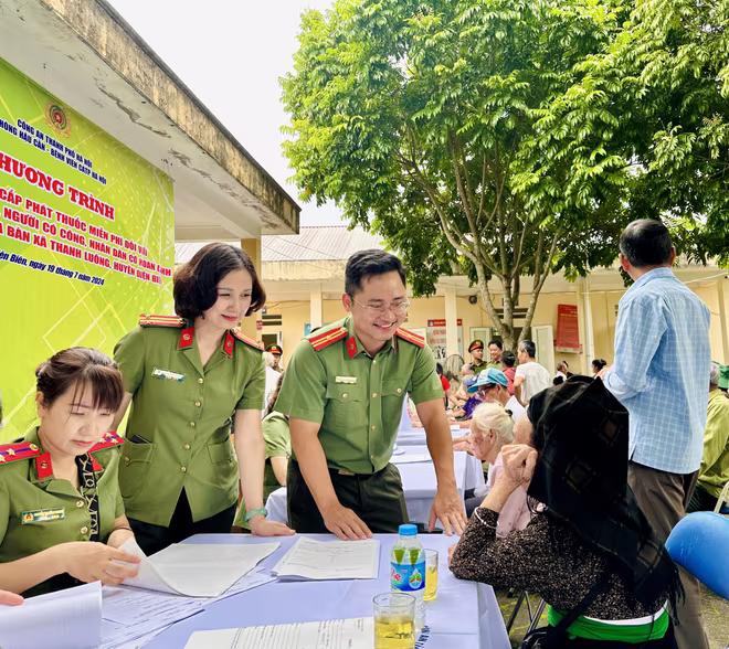 Tặng quà, khám bệnh và phát thuốc cho các hộ dân nghèo, gia đình chính sách xã Thanh Luông Tặng quà, khám bệnh và phát thuốc cho các hộ dân nghèo, gia đình chính sách xã Thanh Luông