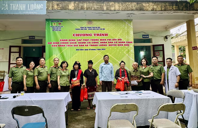 Tặng quà, khám bệnh và phát thuốc cho các hộ dân nghèo, gia đình chính sách xã Thanh Luông Tặng quà, khám bệnh và phát thuốc cho các hộ dân nghèo, gia đình chính sách xã Thanh Luông