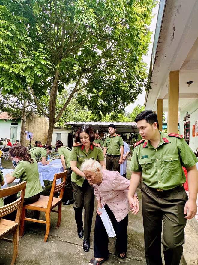 Tặng quà, khám bệnh và phát thuốc cho các hộ dân nghèo, gia đình chính sách xã Thanh Luông Tặng quà, khám bệnh và phát thuốc cho các hộ dân nghèo, gia đình chính sách xã Thanh Luông