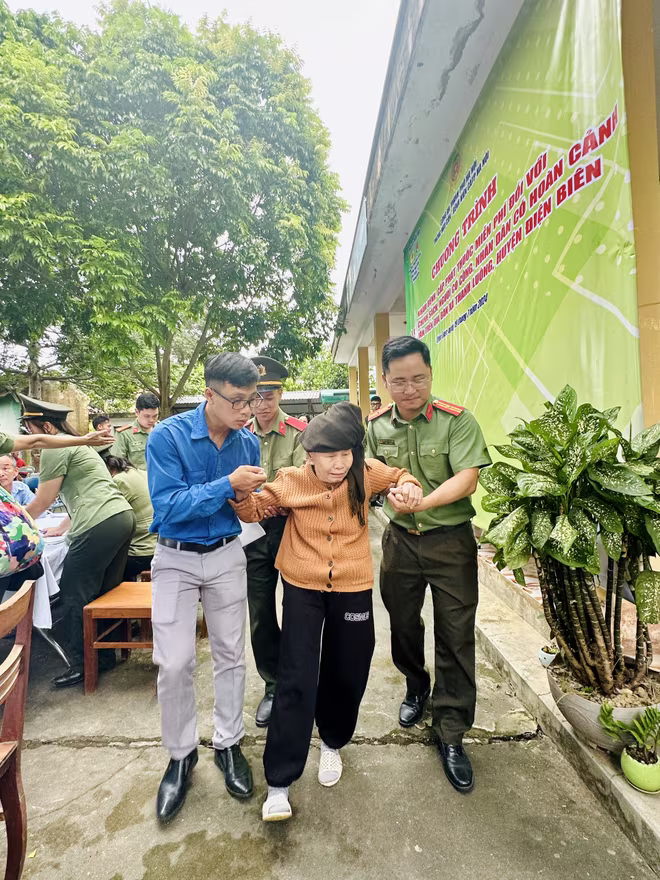 Tặng quà, khám bệnh và phát thuốc cho các hộ dân nghèo, gia đình chính sách xã Thanh Luông Tặng quà, khám bệnh và phát thuốc cho các hộ dân nghèo, gia đình chính sách xã Thanh Luông