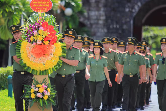 Đoàn công tác tri ân các anh hùng liệt sỹ tại Di tích lịch sử cấp quốc gia đặc biệt Chiến trường Điện Biên Phủ Đoàn công tác tri ân các anh hùng liệt sỹ tại Di tích lịch sử cấp quốc gia đặc biệt Chiến trường Điện Biên Phủ