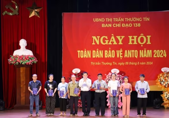 Đồng chí Nguyễn Tiến Minh, Thành ủy viên, Bí thư Huyện ủy tặng quà các hộ gia đình khó khăn trên địa bàn Thị trấn Thường Tín Đồng chí Nguyễn Tiến Minh, Thành ủy viên, Bí thư Huyện ủy tặng quà các hộ gia đình khó khăn trên địa bàn Thị trấn Thường Tín