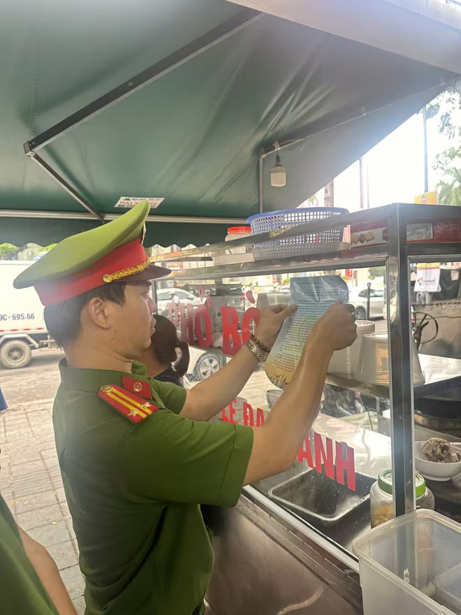 Dán thư ngỏ, và chỉ rõ yêu cầu với hộ kinh doanh về nguyên tắc giữ trật tự vỉa hè Dán thư ngỏ, và chỉ rõ yêu cầu với hộ kinh doanh về nguyên tắc giữ trật tự vỉa hè