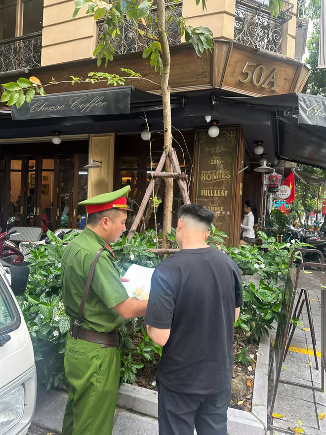 Dán thư ngỏ, và chỉ rõ yêu cầu với hộ kinh doanh về nguyên tắc giữ trật tự vỉa hè Dán thư ngỏ, và chỉ rõ yêu cầu với hộ kinh doanh về nguyên tắc giữ trật tự vỉa hè