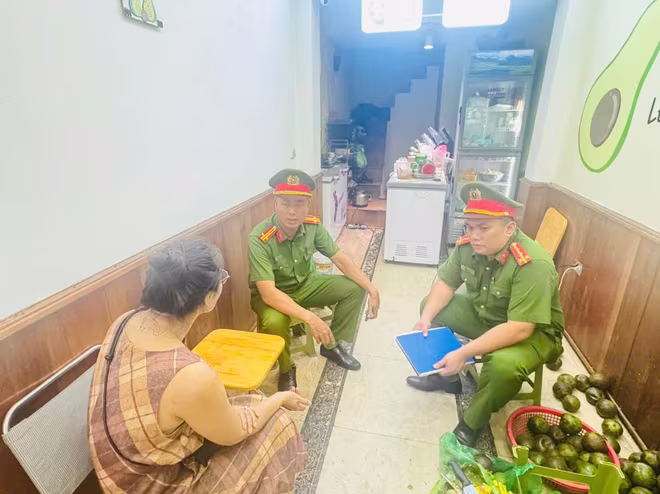 Trao đổi, tuyên truyền ngay tại thực địa Trao đổi, tuyên truyền ngay tại thực địa