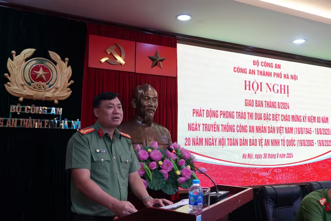 Đại tá Nguyễn Tiến Đạt – Trưởng phòng Tham mưu trình bày báo cáo trung tâm tại hội nghị Đại tá Nguyễn Tiến Đạt – Trưởng phòng Tham mưu trình bày báo cáo trung tâm tại hội nghị