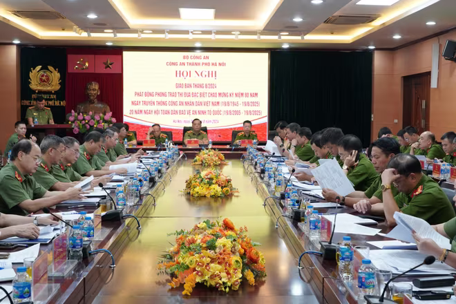 Trung tướng Nguyễn Hải Trung - Ủy viên Ban Thường vụ Thành ủy, Bí thư Đảng ủy, Giám đốc CATP chủ trì hội nghị Trung tướng Nguyễn Hải Trung - Ủy viên Ban Thường vụ Thành ủy, Bí thư Đảng ủy, Giám đốc CATP chủ trì hội nghị