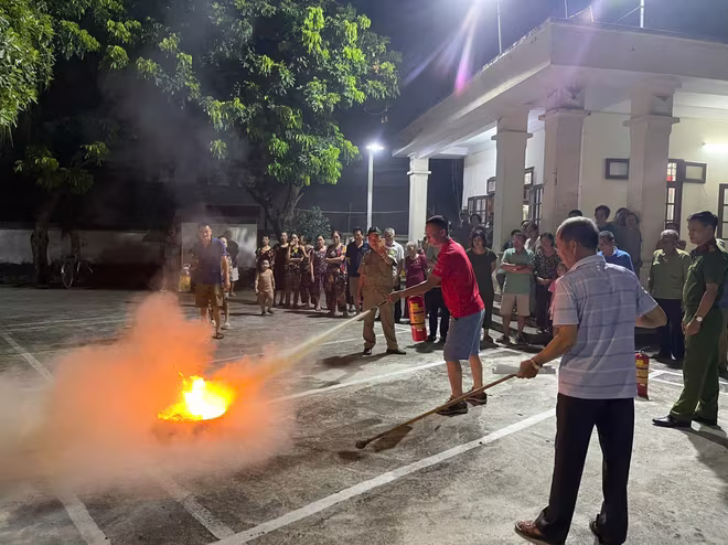 Thực hành kỹ năng dập lửa Thực hành kỹ năng dập lửa