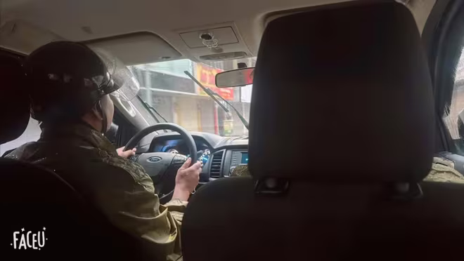 Xe chuyên dụng CS 113 CAQ Hai Bà Trưng chở 1 nữ nhân viên y tế về nhà, trong lúc cao điểm bão số 3 hoành hành, 18h ngày 7-9