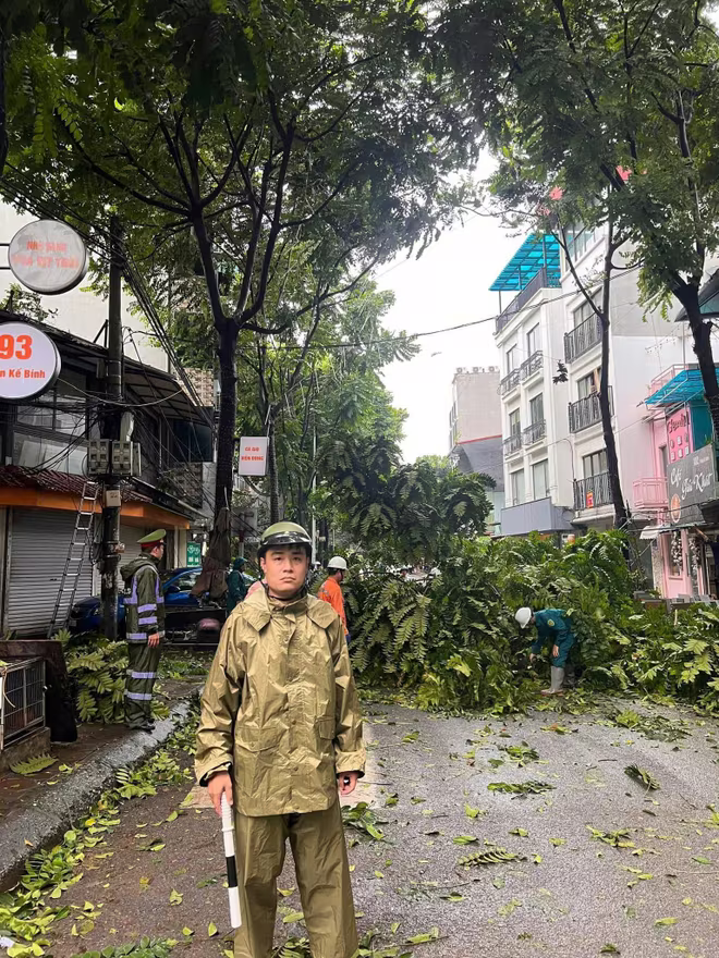 Các lực lượng Cảnh sát giao thông, trật tự, Cảnh sát PCCC&amp;CNCH - Công an quận, Công an các phường trên địa bàn quận Ba Đình đã tăng cường phân luồng giao thông, xử lý cây đổ, hỗ trợ người dân trên địa bàn phòng, chống bão số 3.