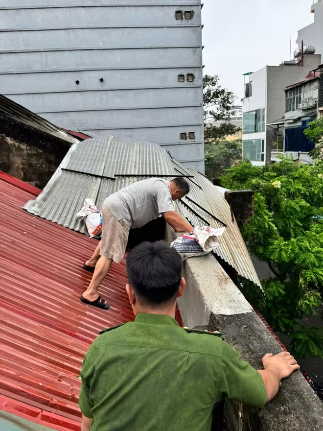 Chiến sỹ CAP Lê Đại Hành giúp người dân khắc phục hậu quả bão số 3 Chiến sỹ CAP Lê Đại Hành giúp người dân khắc phục hậu quả bão số 3