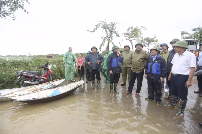 Trung tướng Nguyễn Hải Trung kiểm tra, động viên lực lượng phòng, chống bão lụt tại 2 xã Tráng Việt và Thanh Lâm Trung tướng Nguyễn Hải Trung kiểm tra, động viên lực lượng phòng, chống bão lụt tại 2 xã Tráng Việt và Thanh Lâm