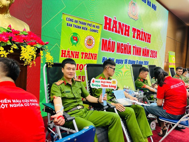 Cán bộ chiến sỹ Công an quận háo hức tham gia hiến máu