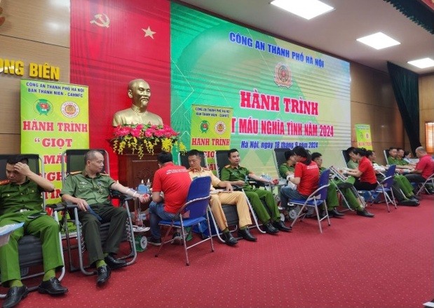 Cán bộ chiến sỹ Công an quận Long Biên tham gia hiến máu năm 2024