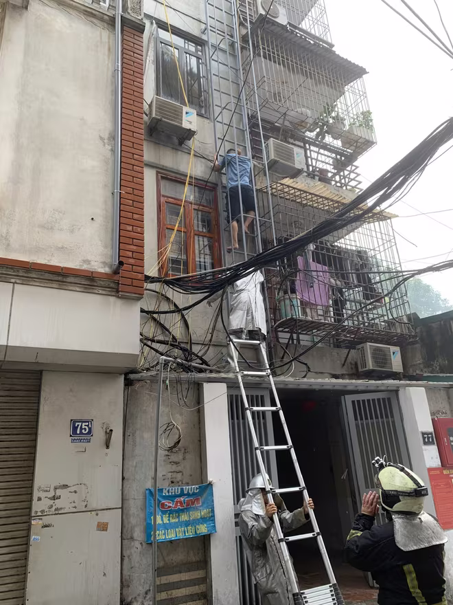 Người dân thực hành thoát nạn theo đường thoát hiểm Người dân thực hành thoát nạn theo đường thoát hiểm