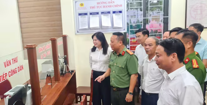 Đại tá Phạm Thanh Hùng; đồng chí Đặng Thị Huyền - Chủ tịch UBND huyện Gia Lâm, cùng các đồng chí lãnh đạo thăm quan cơ sở vật chất trụ sở Công an xã Yên Thường Đại tá Phạm Thanh Hùng; đồng chí Đặng Thị Huyền - Chủ tịch UBND huyện Gia Lâm, cùng các đồng chí lãnh đạo thăm quan cơ sở vật chất trụ sở Công an xã Yên Thường