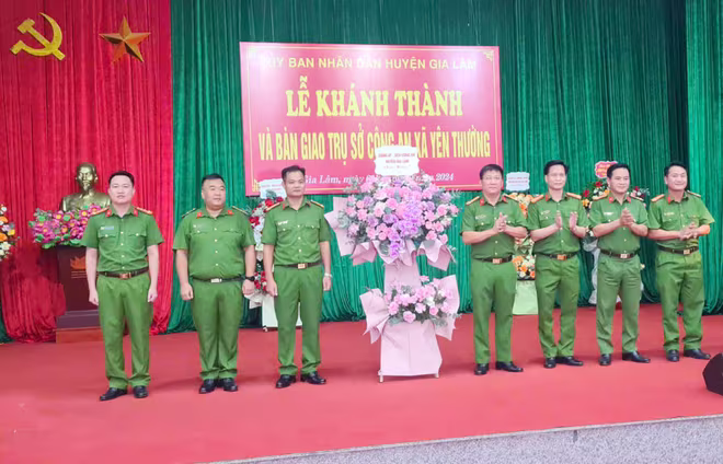 Các đồng chí trong Ban Chỉ huy CAH Gia Lâm chúc mừng Công an xã Yên Thường Các đồng chí trong Ban Chỉ huy CAH Gia Lâm chúc mừng Công an xã Yên Thường