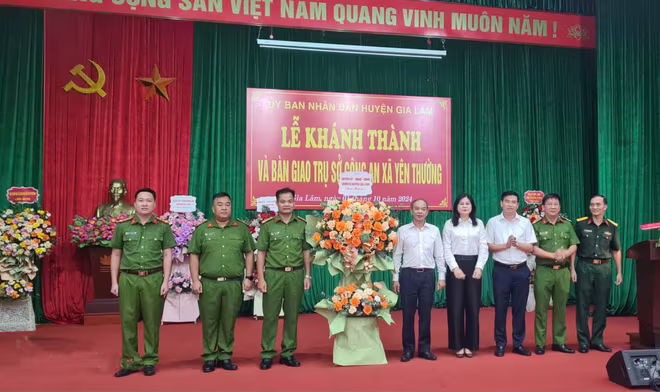 Các đồng chí lãnh đạo Huyện ủy, UBND huyện...chúc mừng Công an xã Yên Thường Các đồng chí lãnh đạo Huyện ủy, UBND huyện...chúc mừng Công an xã Yên Thường