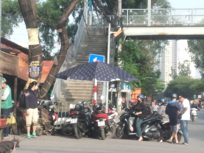 Cổng bệnh viện trên đường 70 - Cầu Bươu