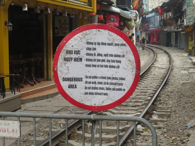 Biển báo song ngữ tại “Vành đai an toàn đường sắt”